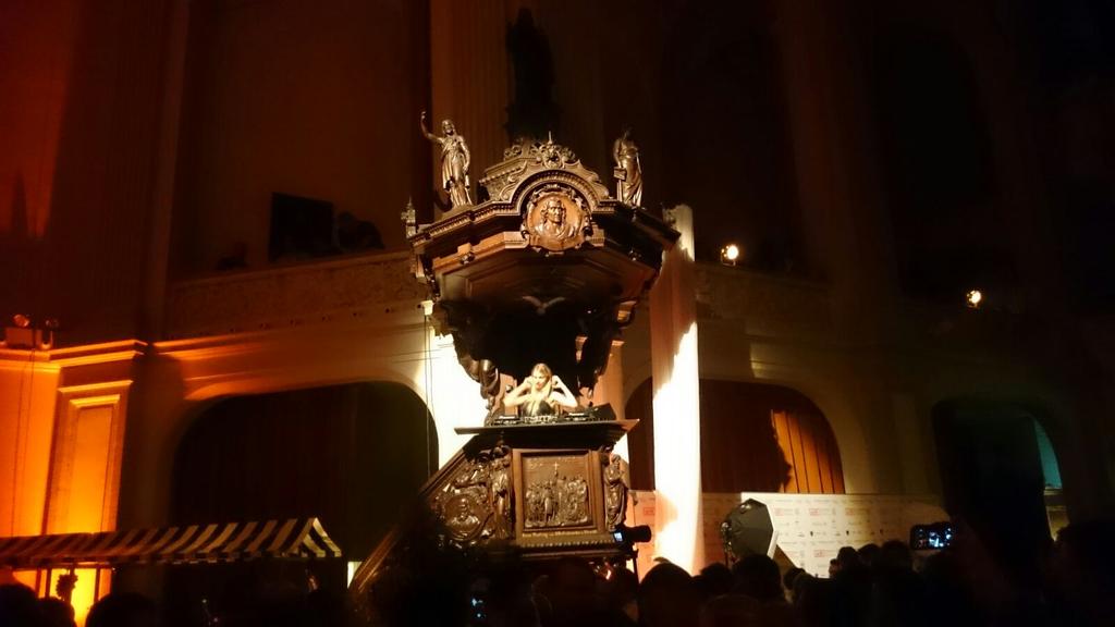 sytreports's tweet photo. The SuperYacht Night party continues as DJ Mia More takes over the stage. #amsterdam #superyacht #party #deduif https://t.co/ebE3LCVJoO