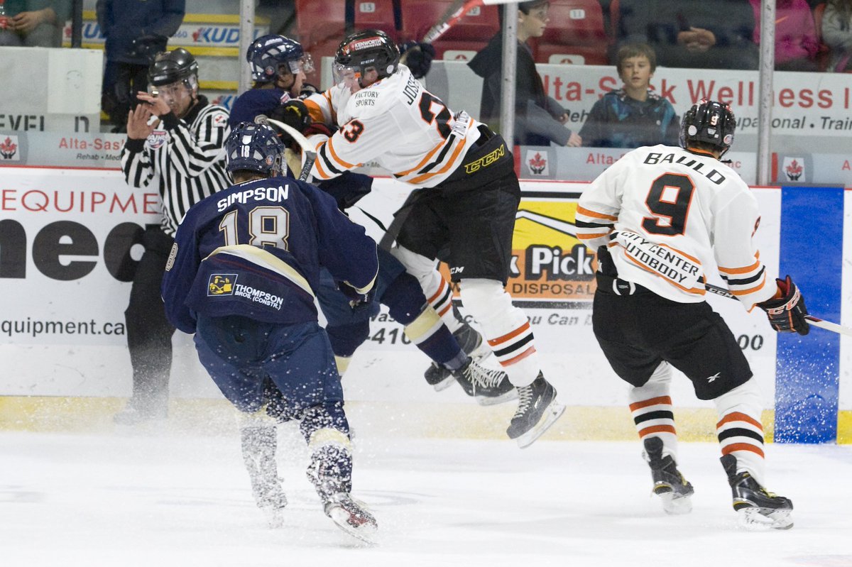 CCTigerHKY's tweet photo. The Tigers welcome @Chomper97 of the @lloydbobcats to the program for the 2016-17 season!! Looks like a hit! https://t.co/NFNKUCjmSV