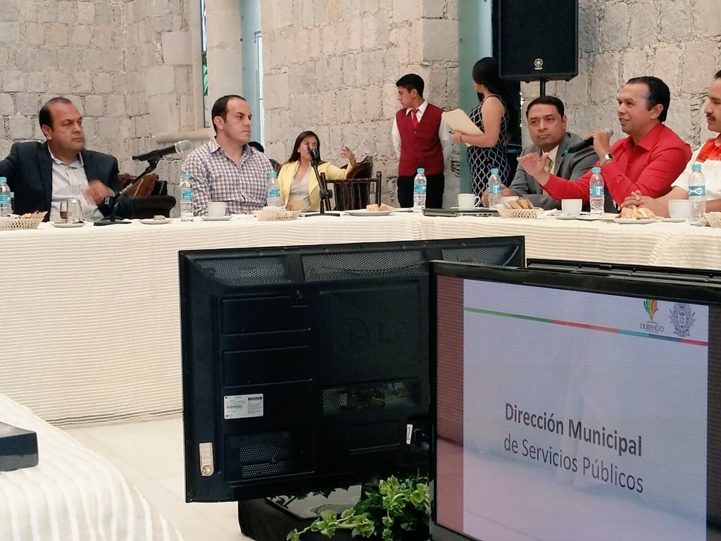 spublicos_dgo's tweet photo. @DAVIDPAYANGRO explica a @CuauhtemocBPSD y equipo de trabajo las acciones que se llevan a cabo en #ServiciosPublicos https://t.co/dp5HcZdnZm