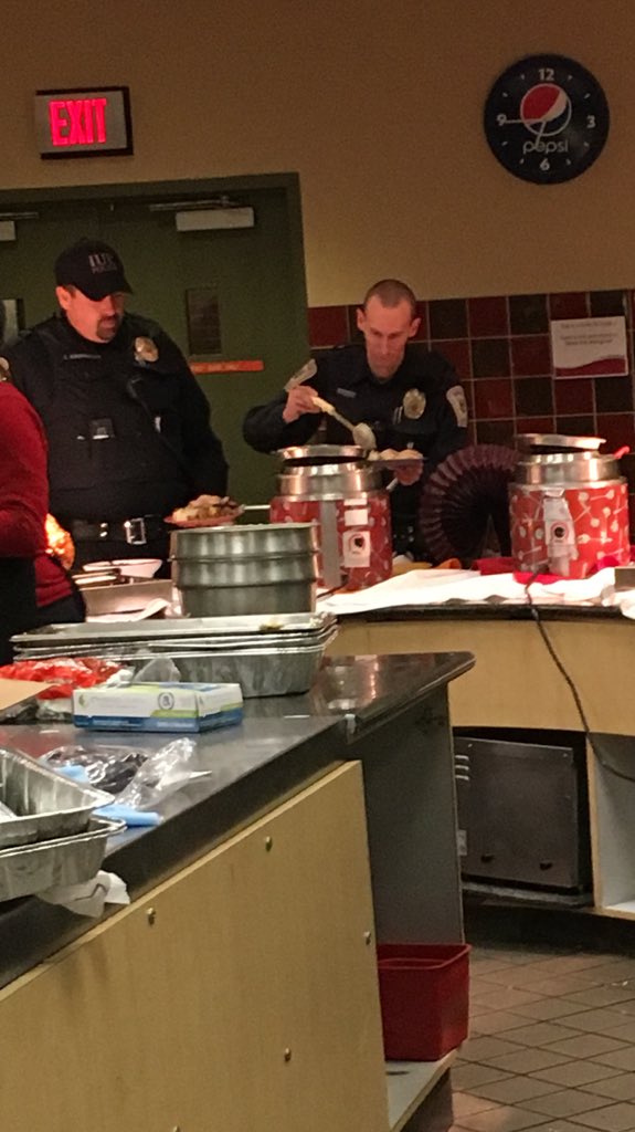 sagofwands's tweet photo. Making sure the gravy is safe #turkeysecurity #fostgiving2k15livetweet #fostgiving https://t.co/IPocFGDOy1