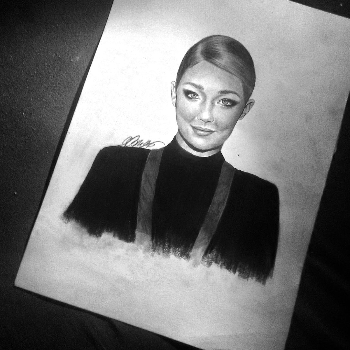 tinitinini's tweet photo. Hope you like it! @GiGiHadid 😊 #drawing https://t.co/1q8kfDI8qd