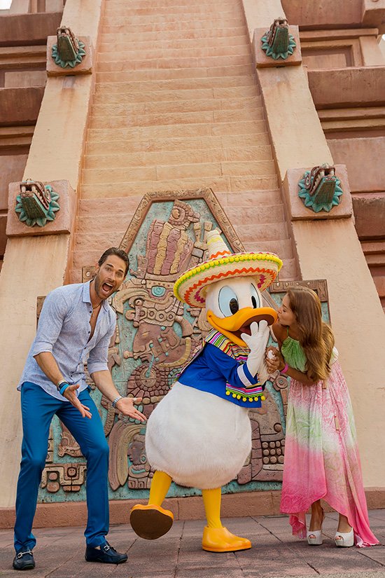 HardCoreDisney's tweet image. #DisneyFamilia Celebridades Have Fun With Their Favorite Disney Characters! ow.ly/383Feu