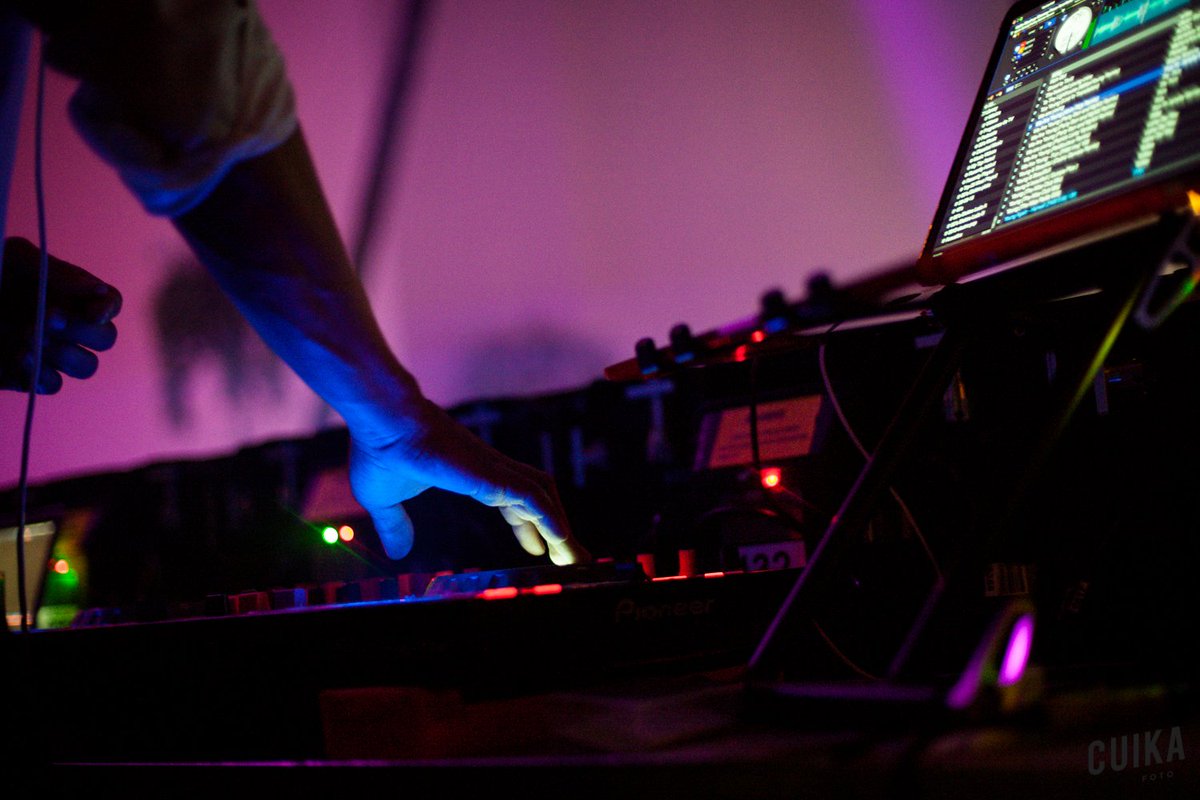 Ese momento donde pones "play" y la fiesta explota. #BuenaMusica