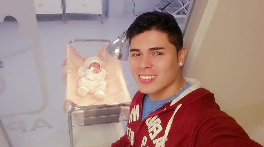 DienitFanClub's tweet photo. Papá chocho😍😍💗 #MiaLaPrincesa @DiegoPatinoBLN https://t.co/GBl13LZc1C
