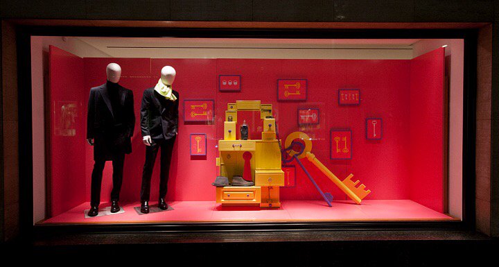 SChxivoi56h97's tweet photo. Hermès Windows 2015 Fall, London – UK #windowdesigner @VM_101 @Luxe_Interiors @Hermes_Paris https://t.co/5qnBTrdSfW