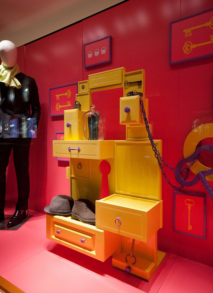 SChxivoi56h97's tweet photo. Hermès Windows 2015 Fall, London – UK #windowdesigner @VM_101 @Luxe_Interiors @Hermes_Paris https://t.co/5qnBTrdSfW
