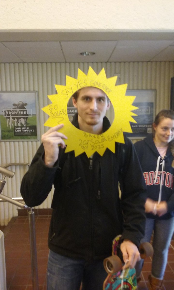 umdpirg's tweet photo. .@MassGovernor UMD students want to #liftthecaps on net metering without minimum bills #gosolarMA #masspirgstudents https://t.co/2tu5veat64