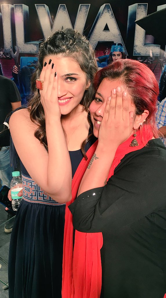 kritisanon's tweet photo. Half selfie wid the super energetic gets-things-done girl fully dressed in the color Gerua! ;) @MandviSharma https://t.co/EL9j7phH6H