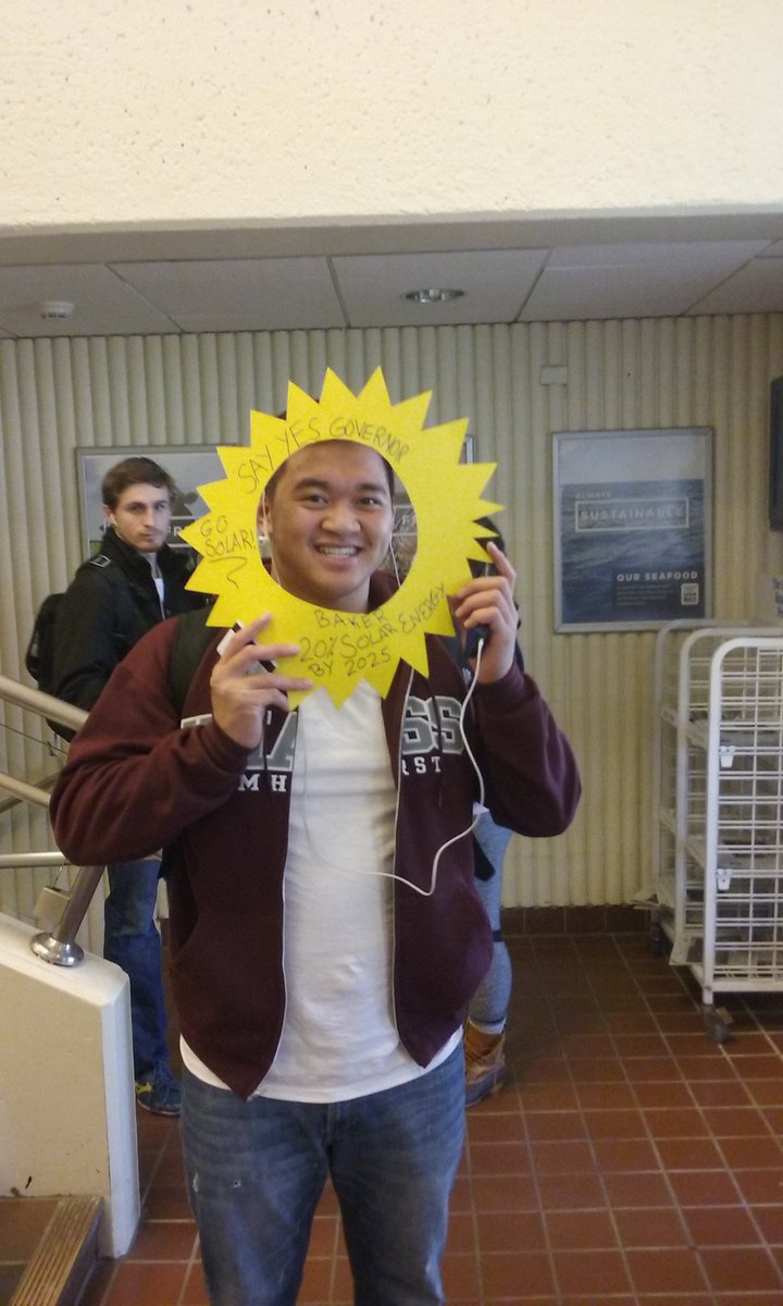 umdpirg's tweet photo. .@MassGovernor UMD students want a better solar bill! #gosolarMA #liftthecaps #masspirgstudents https://t.co/rgtNyiNtUA