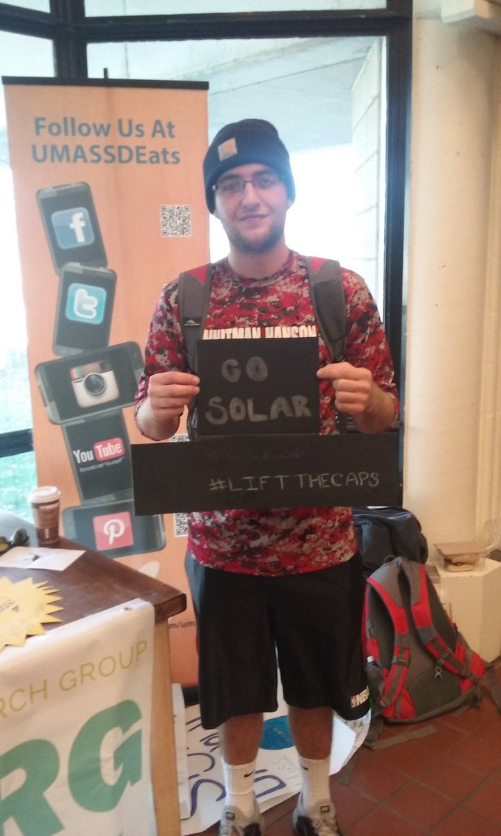 umdpirg's tweet photo. .@MassGovernor UMD students want a better solar bill! #gosolarMA #liftthecaps #masspirgstudents https://t.co/ecWTRnkWQy