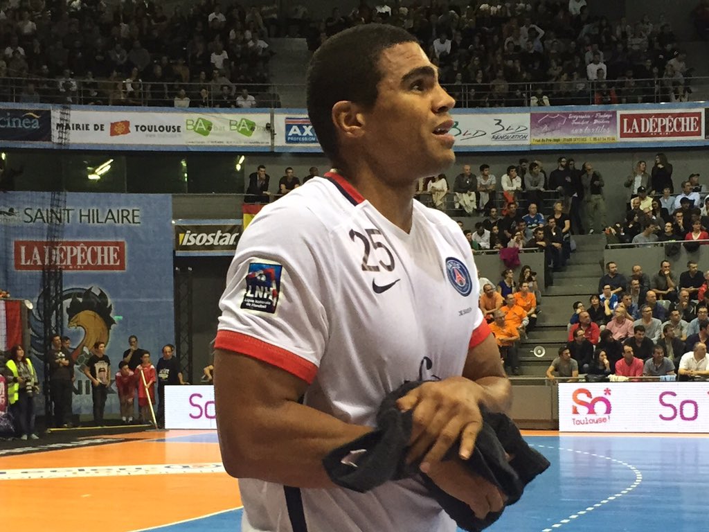 Cephilouis's tweet photo. @psghand c'est du TRÈS TRÈS lourd @FENIX_HB @So_Fenix #Toulouse était #JeSuisParis https://t.co/VsVZYPObfG