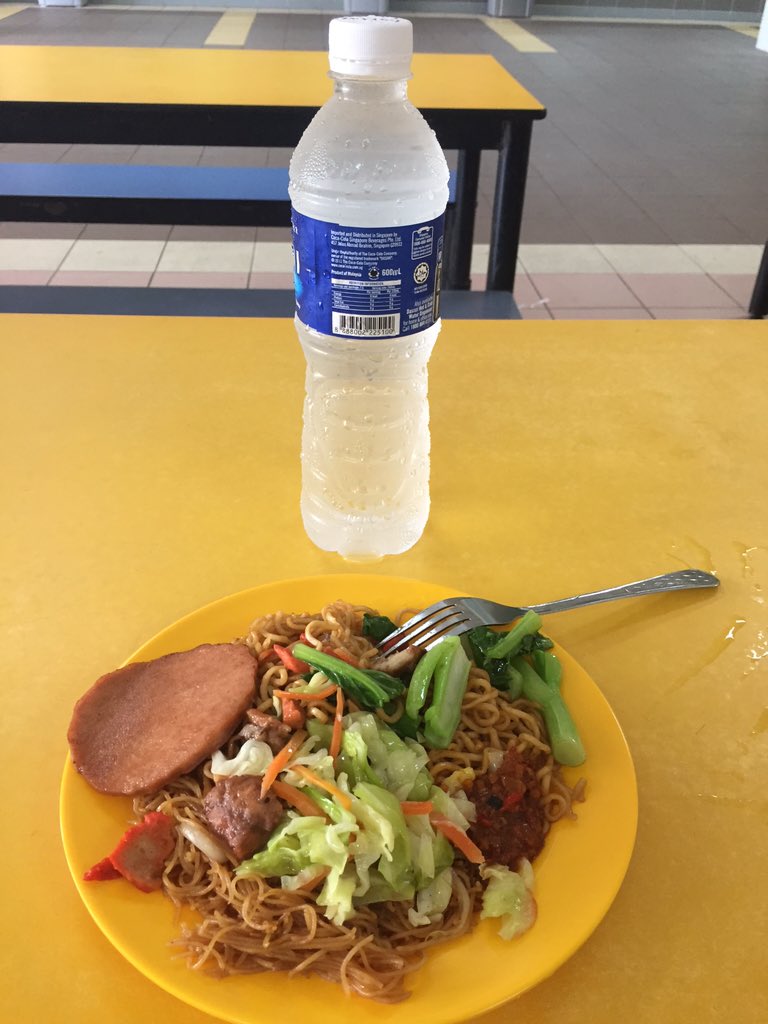 cartek99's tweet photo. Singapore is really a #smartcity at the core, at the soul. This is a delicious and filling breakfast for $3 dollars! https://t.co/H6j8nPcX87
