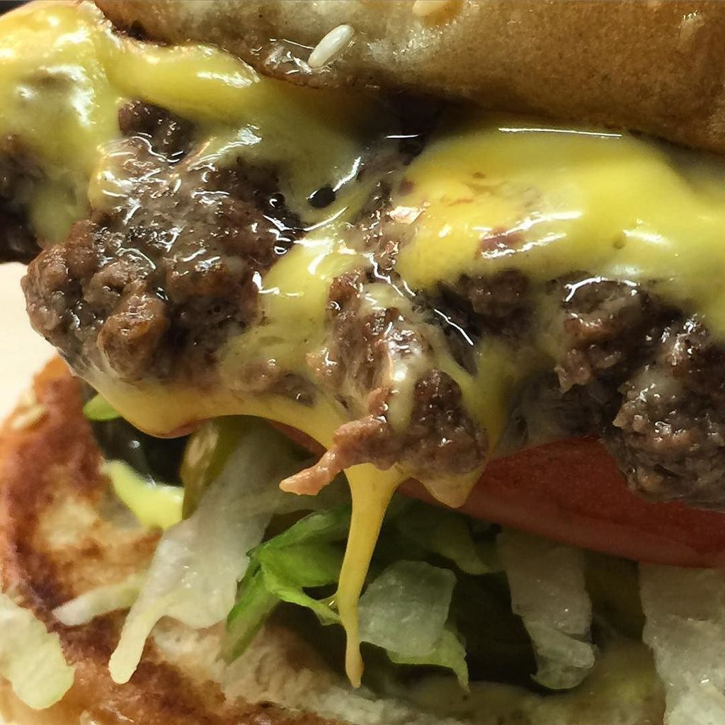 SOOfoodtruck's tweet photo. That juice though... 😮 #SOOfoodtruck #slideonover #sliderswithatwist #sliders #beef #burge… https://t.co/pYv0xkmmyP https://t.co/mv7TipP9im