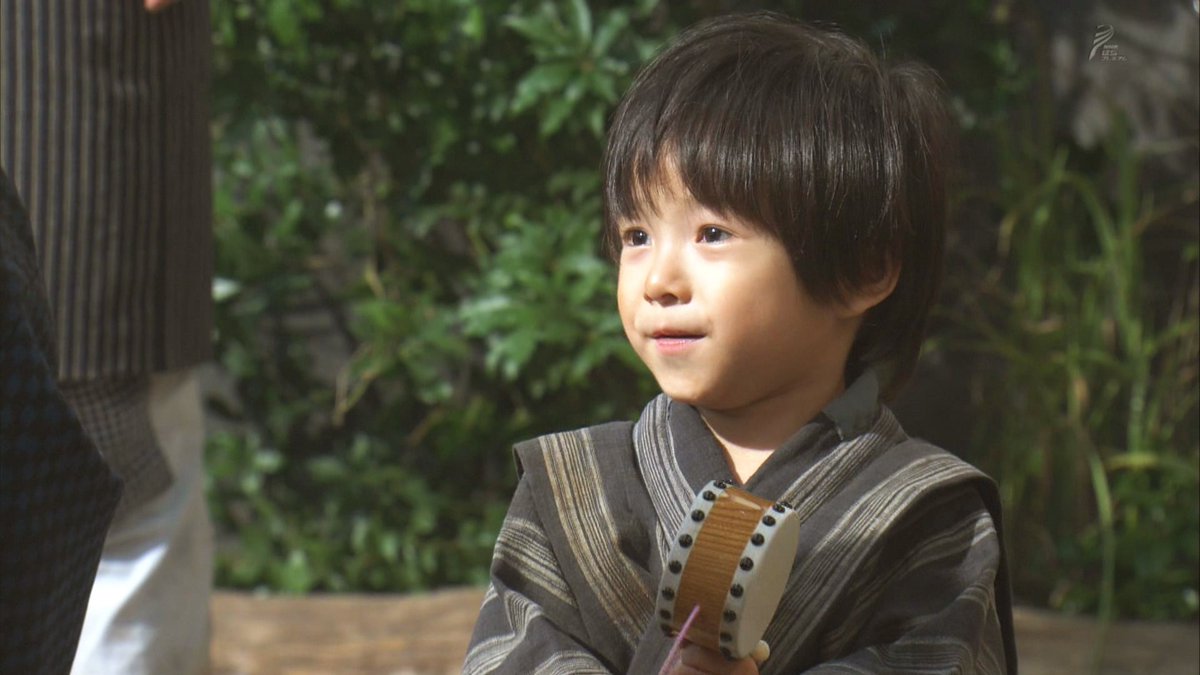 ひぞっこ あさが来た 藍之助4代目に 子役をアサインする際の問題からか 3代目で 少し赤ちゃん返り していた 藍之助でしたが 今朝からまた 少し大人びた4代目の藍之助に交代していました ちょっと バカリズムさん似の 可愛らしい男の子ですね