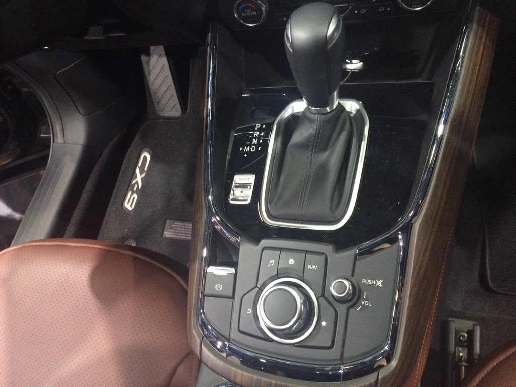 trackandstyle's tweet photo. Súper detallados y de buena calidad los interiores de la #NuevaMazdaCX9 en el #LAAutoShow @MazdaOficial https://t.co/b3kdcSk5c1
