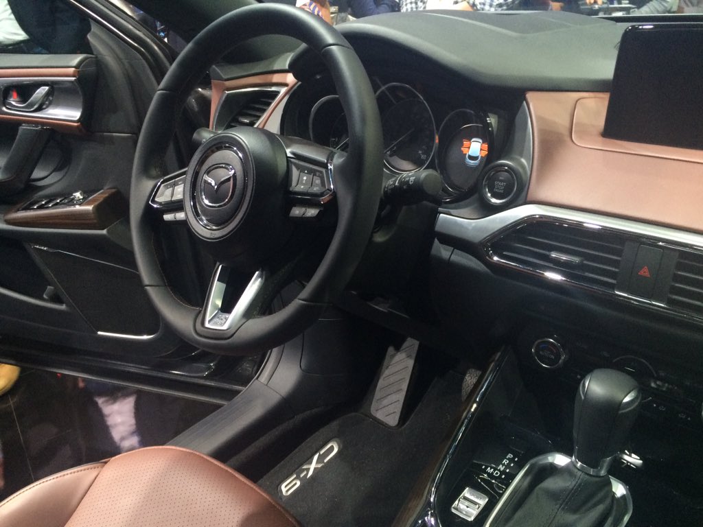 trackandstyle's tweet photo. Súper detallados y de buena calidad los interiores de la #NuevaMazdaCX9 en el #LAAutoShow @MazdaOficial https://t.co/b3kdcSk5c1