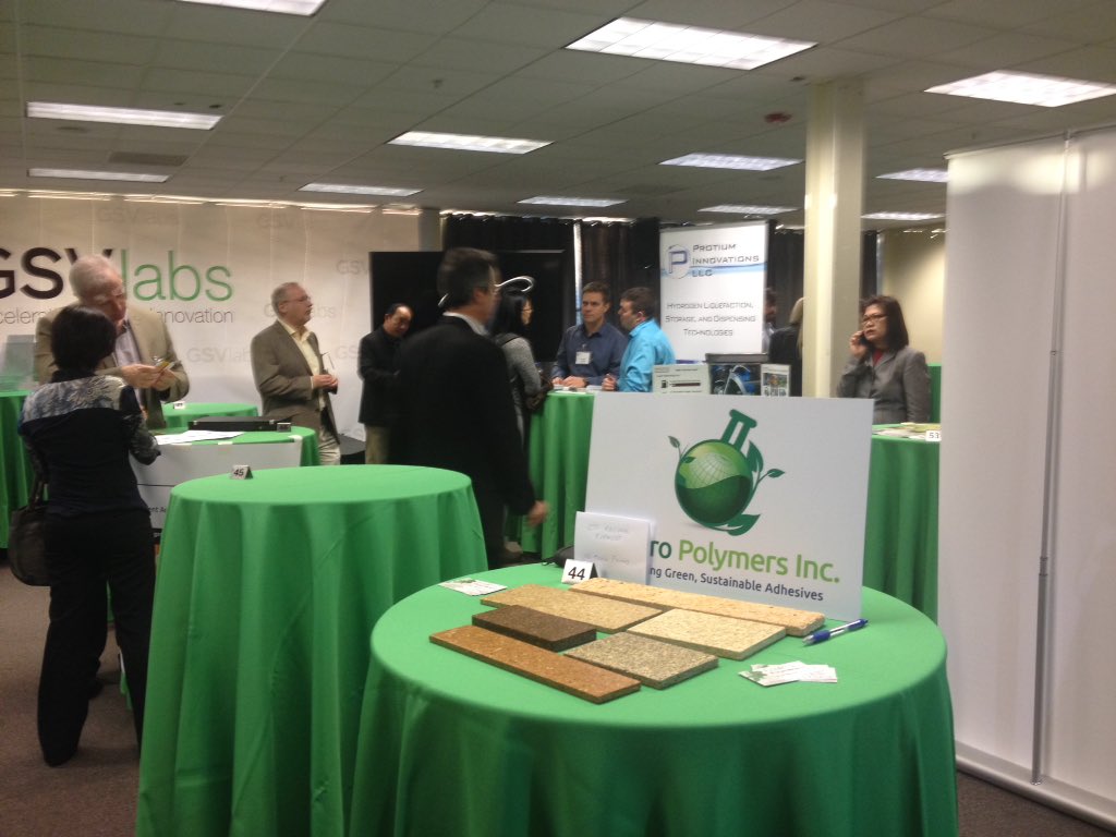 scottweaver360's tweet photo. Having fun at the CTO expo. Meeting lots of cool people. #Oregonbest #cleantechopen https://t.co/TervDGLv2Y