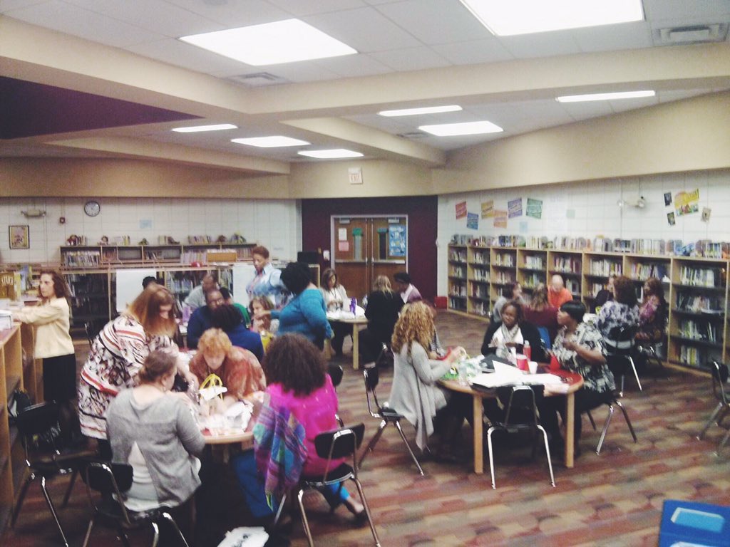 washuisp's tweet photo. Great @Novel_Eng workshop with the educators at Grannemann Elementary in @HazelwoodSD tonight! #STEMitize #STL https://t.co/idKmm3hkZz