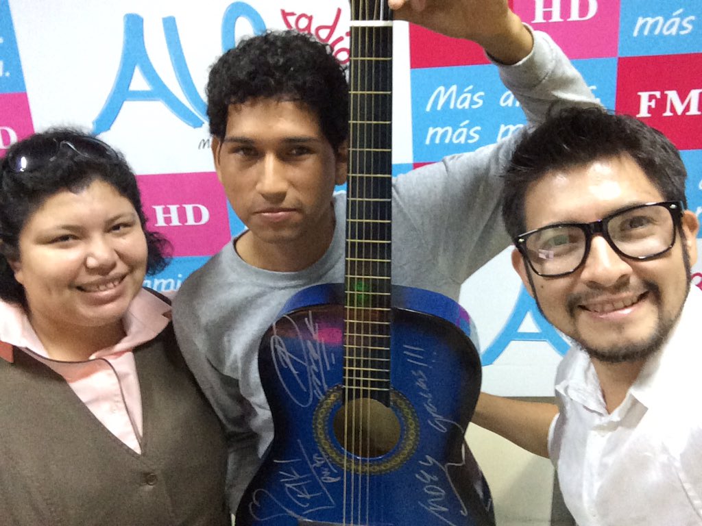 GerardVoice's tweet photo. Con @CristhianEduar0 ganador de la guitarra autografiada de @pxndxmusic #CabinaAlfaRadio https://t.co/s1t3Ij6EfC