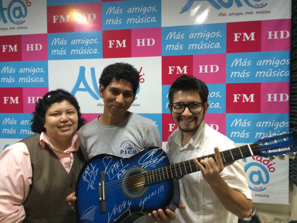 GerardVoice's tweet photo. Con @CristhianEduar0 ganador de la guitarra autografiada de @pxndxmusic #CabinaAlfaRadio https://t.co/s1t3Ij6EfC