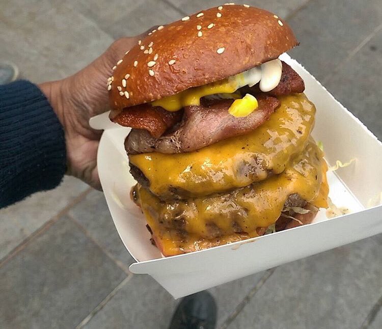 sHenaniganszszs's tweet photo. Only way to live! Well for us anyway. All day living it up 12-9 #191buckleyst #essendon #dudeburger pic by @ezrayy https://t.co/H02Efu5Iwk