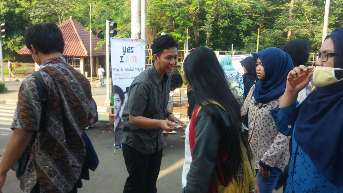 Arya sedang memberikan 'kejutan pagi' di stasiun UI :) #HereIAM #UCompleteUs #YesIAM