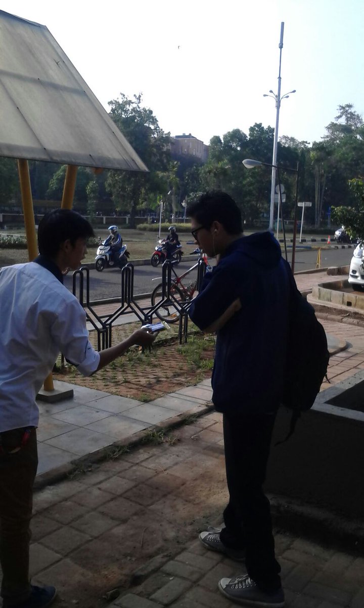 Majid sedang memberikan 'kejutan pagi' di pintu kutek :) #HereIAM #UCompleteUS #YesIAM