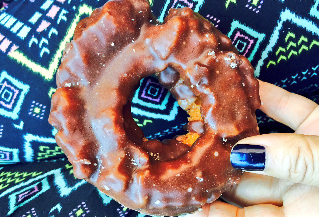 TammyLaLaLand's tweet photo. #DonutsAreMyLoveLanguage!
#Glazed #donut + #fruit @TheDonutManCA! ๐
#MakeEveryDayLocal @YP
https://t.co/o3LVttbOtI https://t.co/9cQVxL7nHN