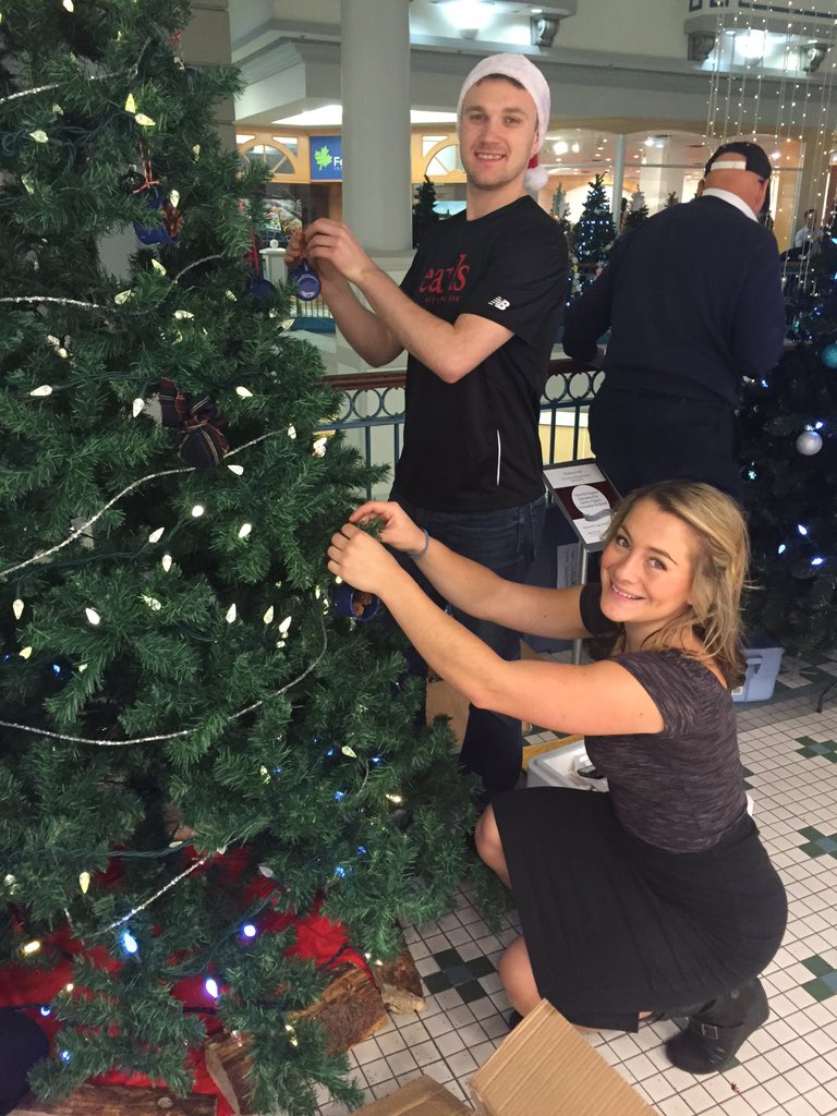 earlsrestaurant's tweet photo. Earls Victoria is getting into holiday spirit, it's time to decorate their tree @baycentrevic! 🌲❄️ #cabinfevertree https://t.co/rV298BV87R