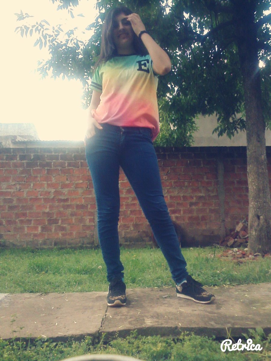 AbiPerea's tweet photo. Al principio la odiaba pero ahora.. ME ENCANTA ESTA REMERA! #Egresada2015 #PromoLocura #RemeraDeEgresada #Promo2015 https://t.co/JHVYUBtN0F