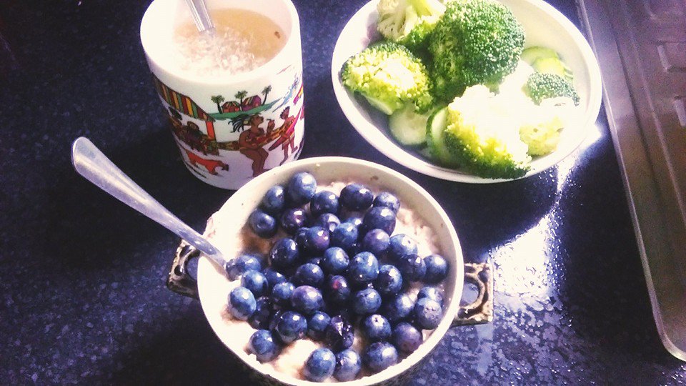 tobiasfreaks27's tweet photo. A bit late but whatever... smile emoticon
#porridge #blueberrys #lemontea #cuecumber #bicoli https://t.co/GB2fYAlxzE
