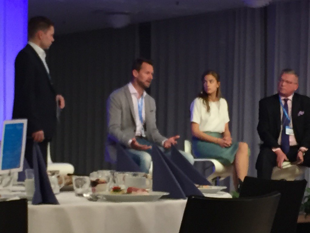 jouniauer's tweet image. Aamulöylyissä /w @SimoLeisti @ARPhilpott @Teknologiat and @PHenriettaK at #CiscoConnectFI @AteaFinland