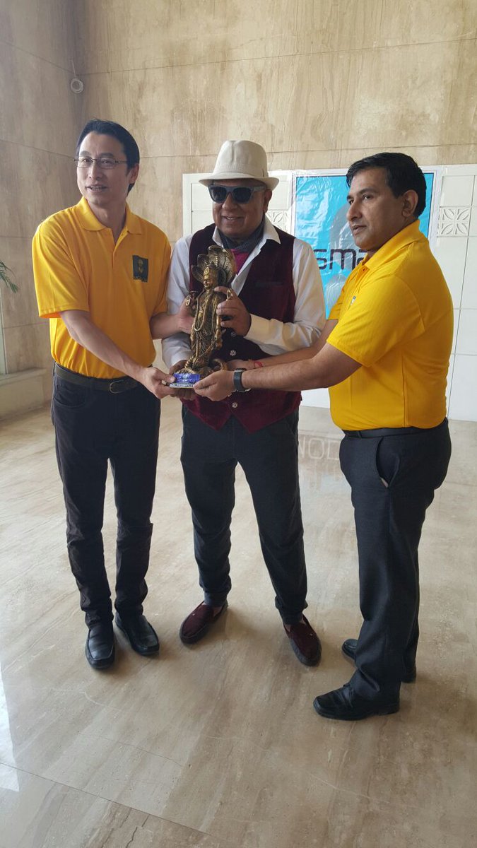 drm_1's tweet photo. Presenting a momentum to Mr. Liu, Managing Director of BYD Auto Co.Ltd. https://t.co/nxCE1pk4OT