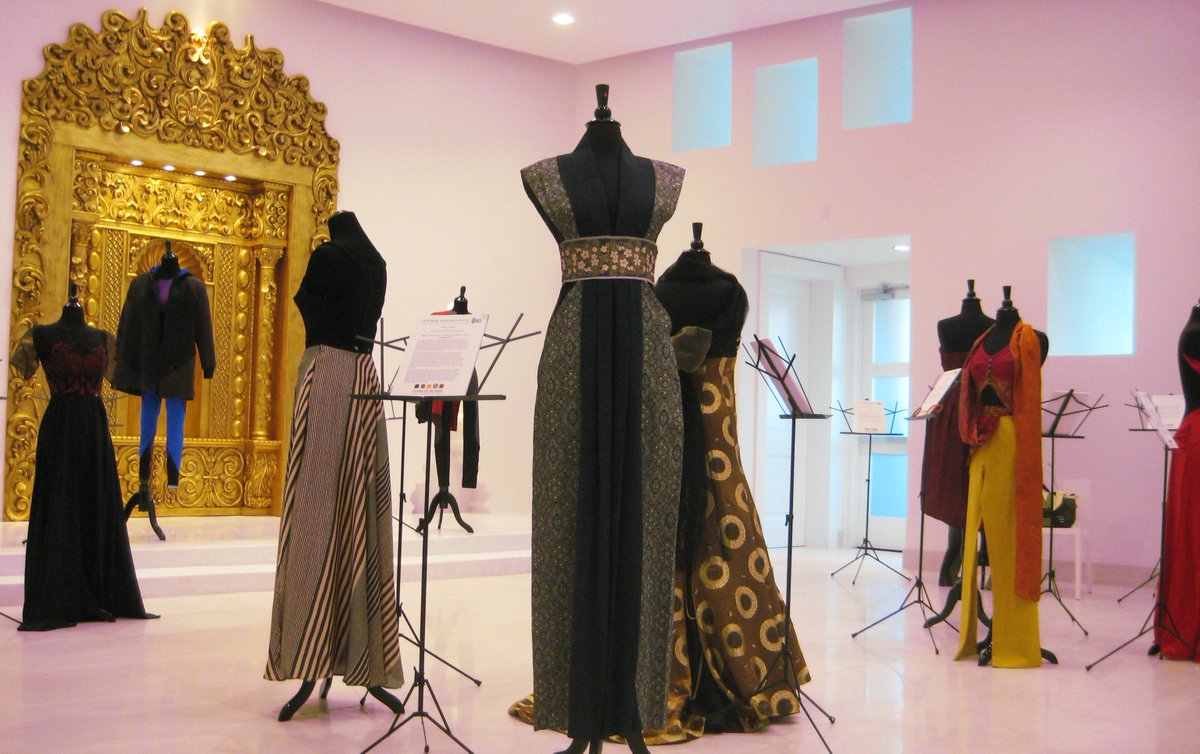 fdm_uhm's tweet photo. Ayaka Hosomi’s garment was presented in the 2015 ITAA Design Exhibit. #uhFDM https://t.co/YmCJDA7Lfo