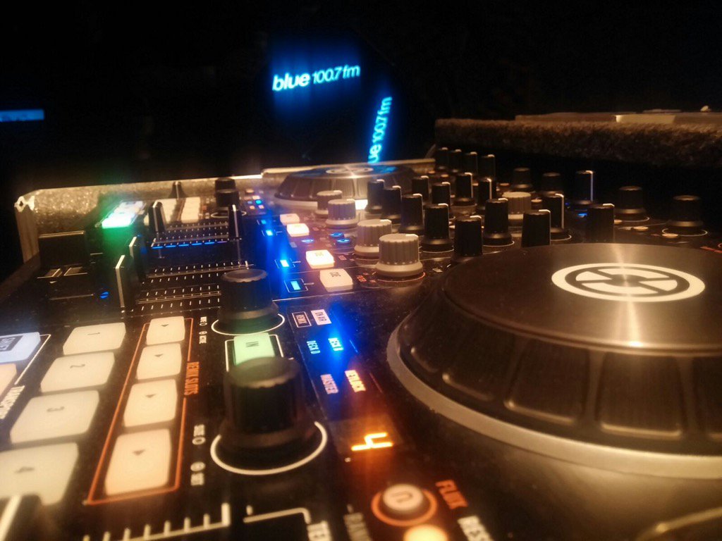 FmBlue1007's tweet photo. Los discos siguen girando en esta noche de Black Power! @BacanalRevista & Blue en @Franks_Bar #BlueCollective https://t.co/MClUZMlO3m