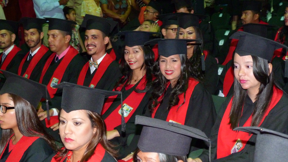 pasantiafcjpuc's tweet photo. Felicidades graduandos de la LI Promoción de Abogados. Lo lograron muchachos...! https://t.co/H8d7I48wva