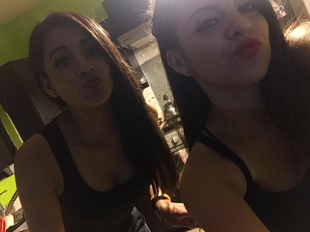 _fabyflores3's tweet photo. Llegamos gracias a dios bien :* con la mejor @melyobregon_ ♥ https://t.co/u94WBl2ezf