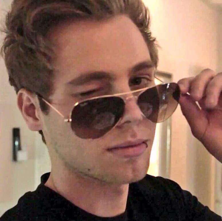 only5sosdaily's tweet photo. Luke sees you not voting #MTVStars 5 Seconds of Summer https://t.co/Dd9JDsybY5