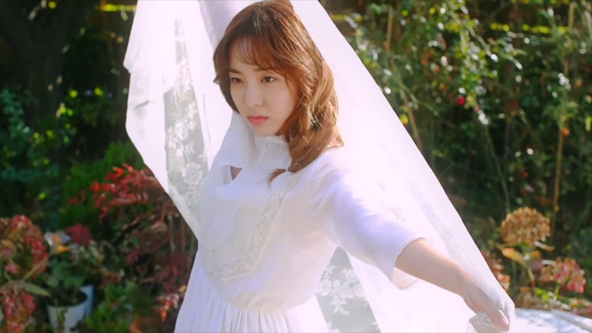 WeLoveDara's tweet photo. [CAPS] The white theme really suits her pure and fresh image. https://t.co/k7ckGtfMck