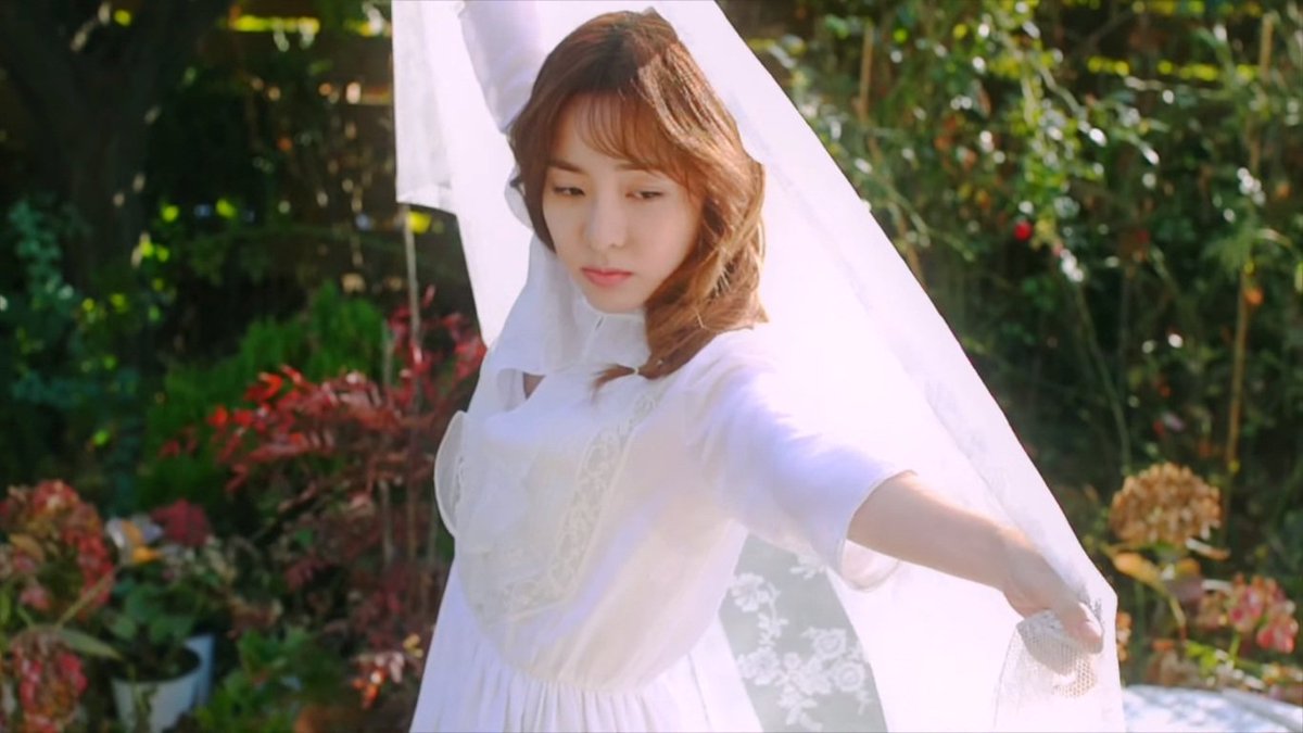 WeLoveDara's tweet photo. [CAPS] The white theme really suits her pure and fresh image. https://t.co/k7ckGtfMck