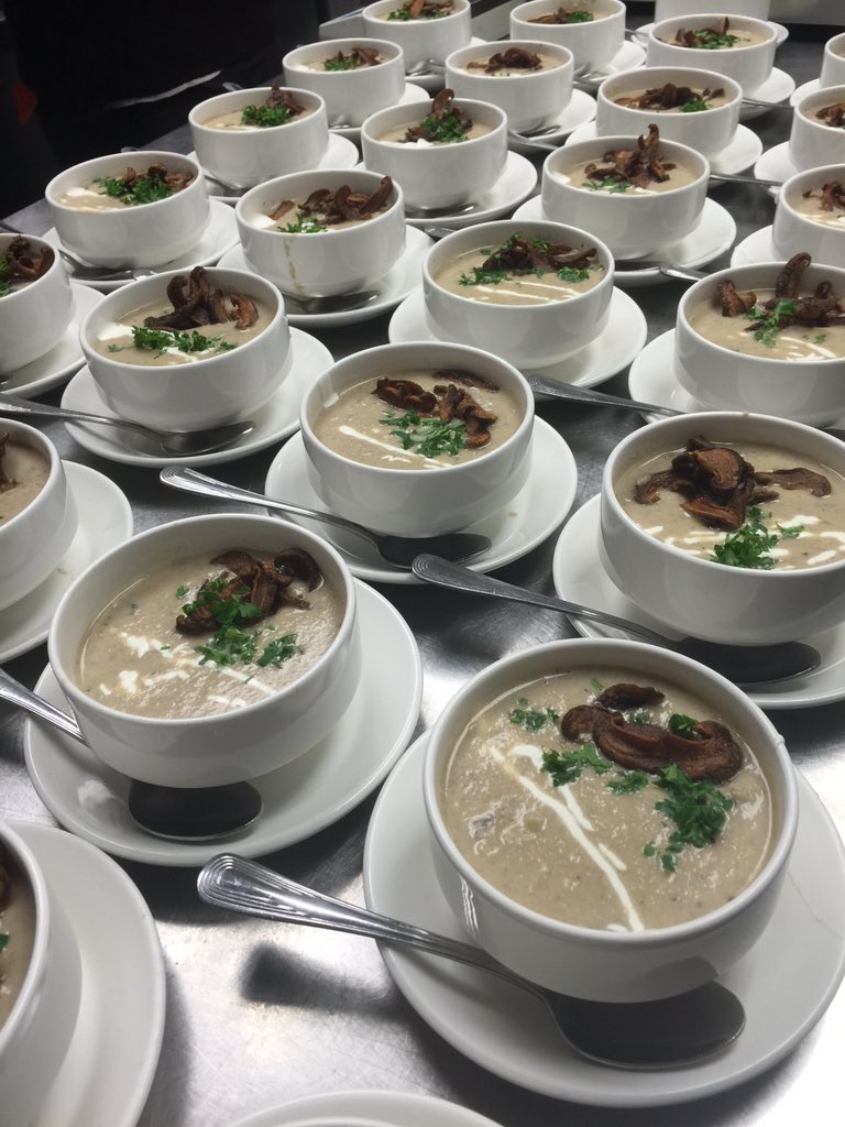 GBSeattle1's tweet photo. Guest chef Sean Larson introduces our delicious second course! #gbbrewersdinner https://t.co/z3ivi4CLhg