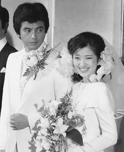 よっしぃ Yueki09 Ar Twitter 11月19日は山口百恵と三浦友和が結婚した日 1980年11月19日 結婚式は東京 都港区の霊南坂教会 披露宴は東京プリンスホテル 鳳凰の間で招待客1800人が出席して行われ 視聴率30 7 という驚異的な数字でした T Co Xha5ryj2r6