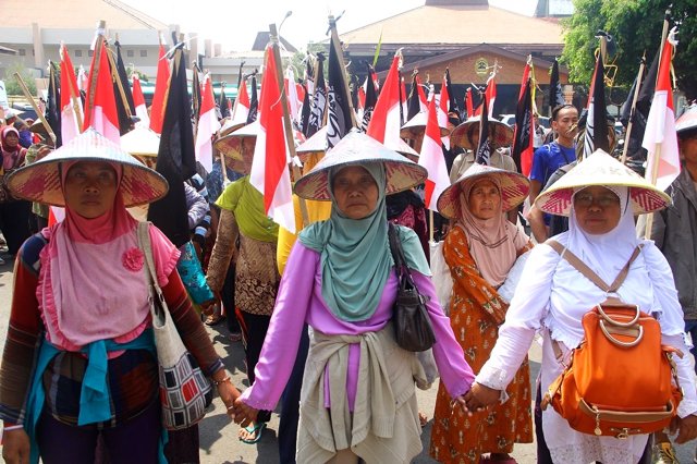 Gugat Izin Lingkungan Tambang Semen, Warga Kendeng Menang ow.ly/UPfuQ <a href="/budimandjatmiko/">Budiman Sudjatmiko (IG: kelasinspirasibudiman)</a> <a href="/infojateng/">Info Jawa Tengah</a>