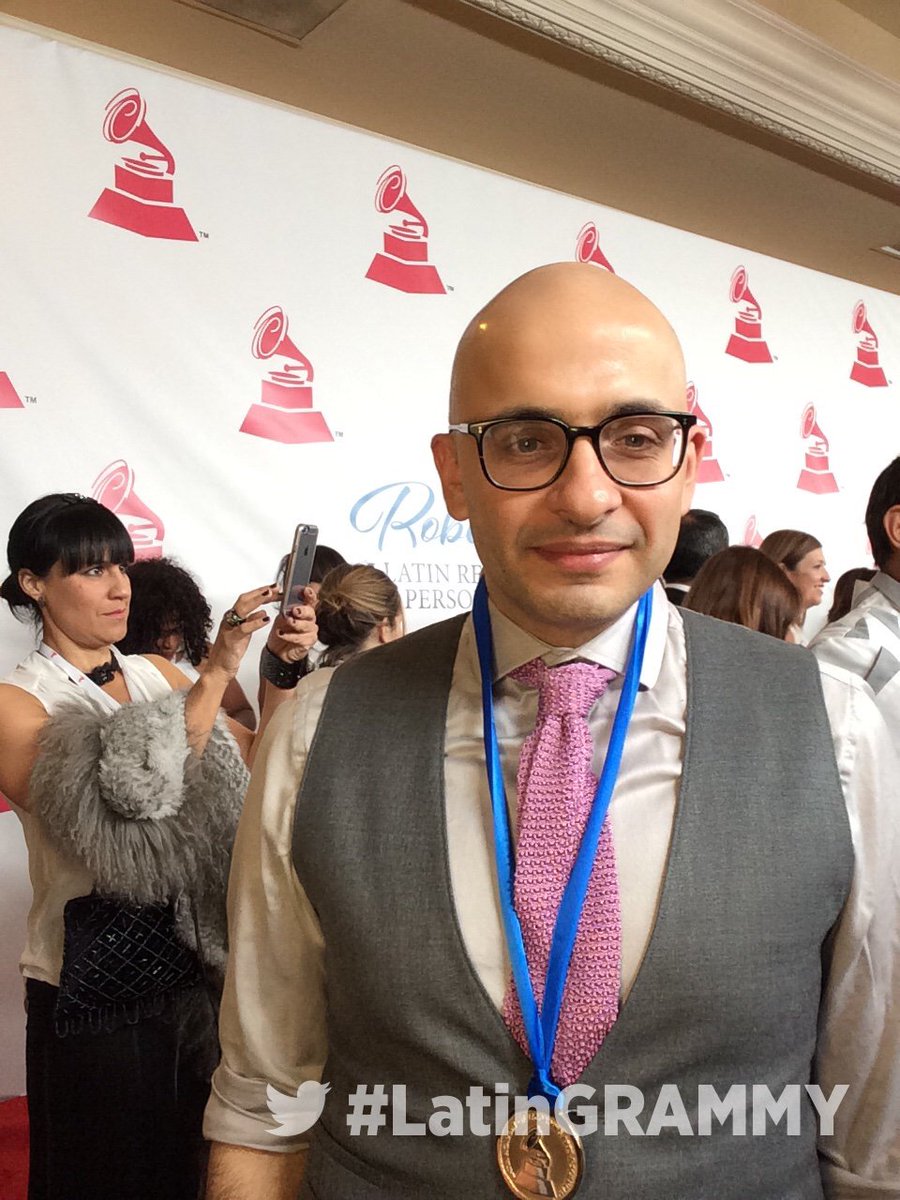 LatinGRAMMYs's tweet photo. Desde la Alfombra Roja de la Persona del Año 2015  #LatinGRAMMY @robertocarlos https://t.co/7C67q1Okul