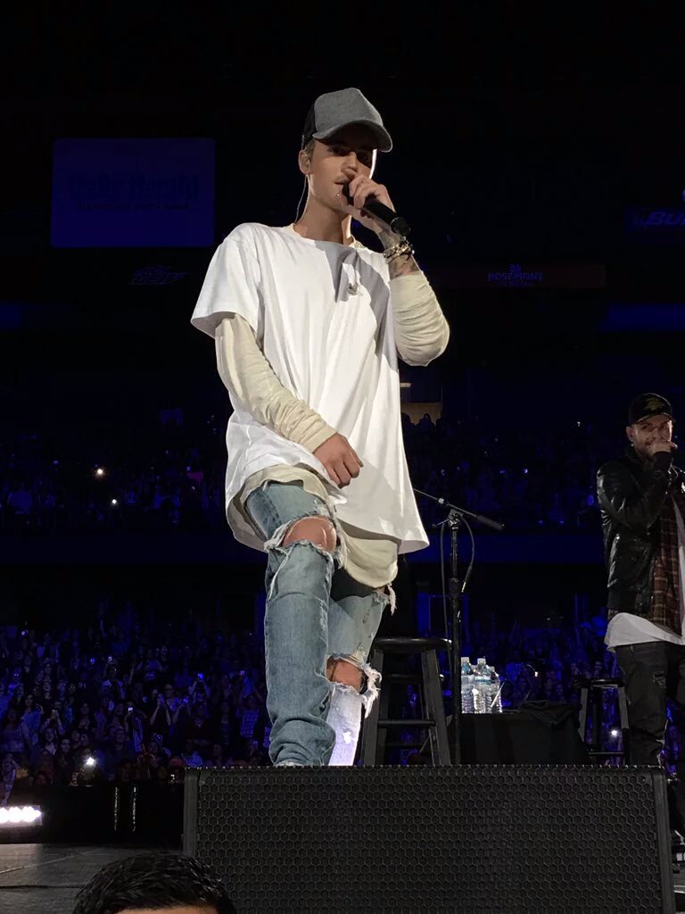 biebersmaniabr's tweet photo. Justin performando no evento #AnEveningWithJB, em Chicago, Illinois - 18 de Novembro. https://t.co/y4HrqcJJsV
