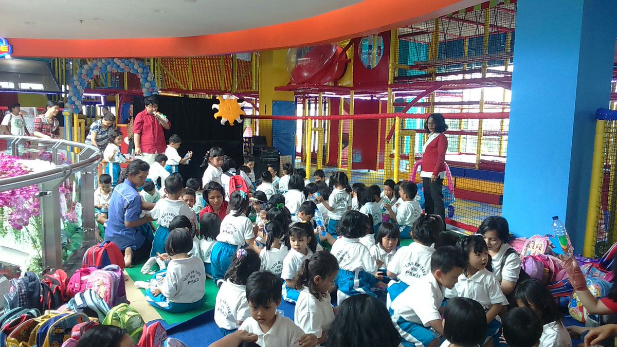 Timezone_ID's tweet photo. Setelah tadi mereka bikin prakarya, sekarang saatnya adek-adek TK ini simak Puppet Show! #timezoneplay https://t.co/8U22bfV6ZY