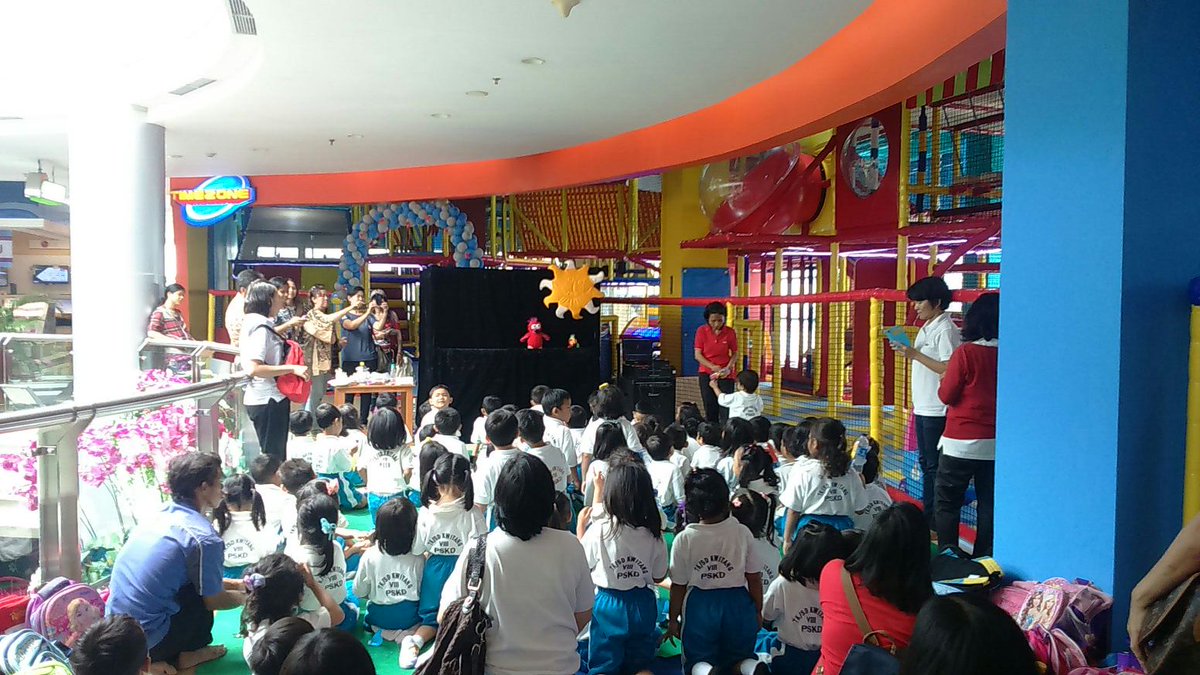 Timezone_ID's tweet photo. Setelah tadi mereka bikin prakarya, sekarang saatnya adek-adek TK ini simak Puppet Show! #timezoneplay https://t.co/8U22bfV6ZY