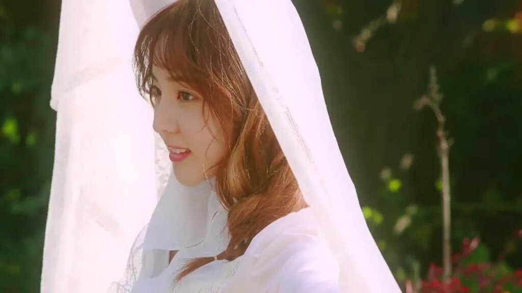 (CAPS)  Dara at Maison de Jasmine Behind the scene
(7)
Cr. Youtube