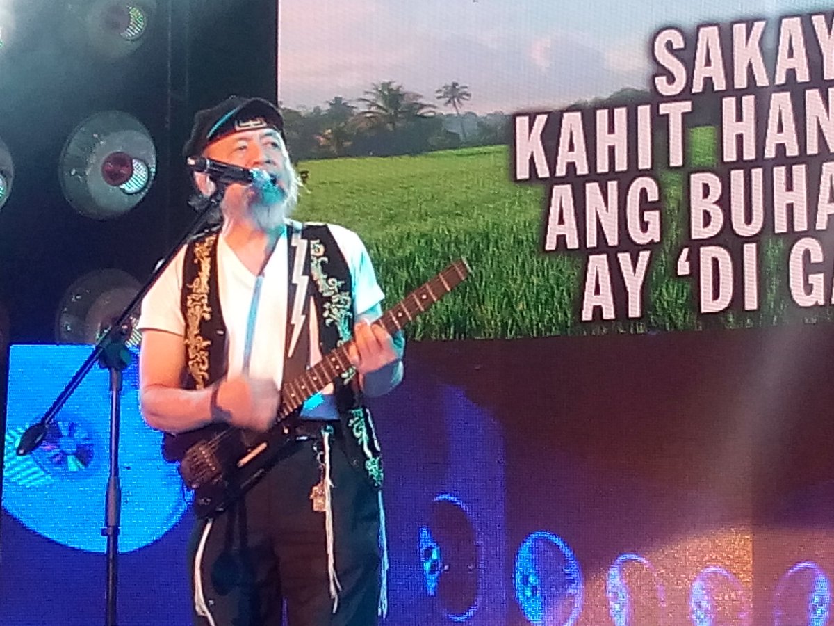 itsShowtimeNa's tweet photo. Mike Hanopol with Beep Beep para sa Singing Mo To! Grabe, legend yan! #ShowtimeLunchDate https://t.co/53ZVFCAGTF