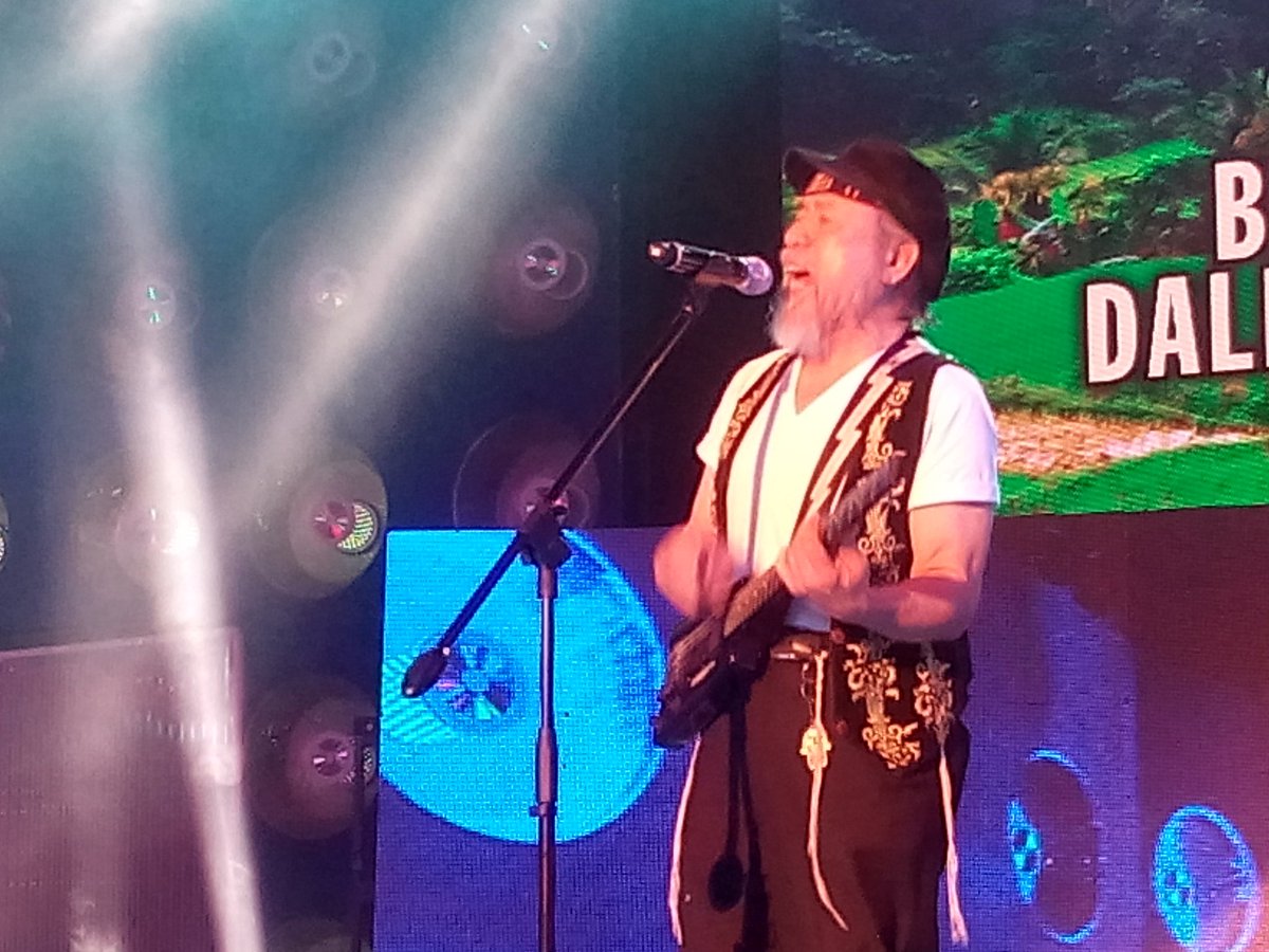 itsShowtimeNa's tweet photo. Mike Hanopol with Beep Beep para sa Singing Mo To! Grabe, legend yan! #ShowtimeLunchDate https://t.co/53ZVFCAGTF